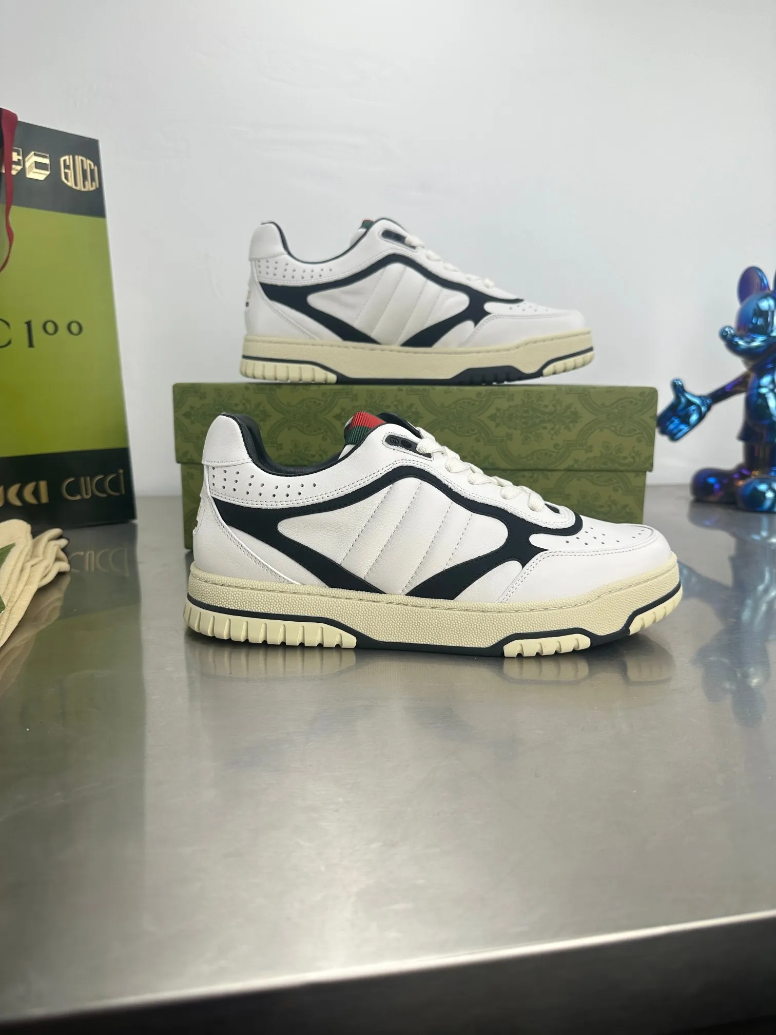 👟👟Ex-factory price 600👟👟 Gucci's latest hot-selling series of high and low-cut distressed couple's sneakers are shipped. The original version is purchased, developed and manufactured. This high-low top sneaker adopts a basketball-style silhouette design, cleverly integrated with hollow panels and distressed effects, showing its unique ingenuity. The ingenuity incorporates brand logo details such as interlocking Double G styling accessories and Gucci lettering, a low-key tribute to the brand's design heritage. Exquisite packaging at the delivery counter 🛍📦 ▪️ Fabric: Original customized imported first-layer cowhide ▪️ Inner lining: Imported first-layer cowhide ▪️ Sole: Original molded TPU sole ▪️ Sole thickness: 3cm ▪️ Size: 35-46 (Male 38 46 customized)